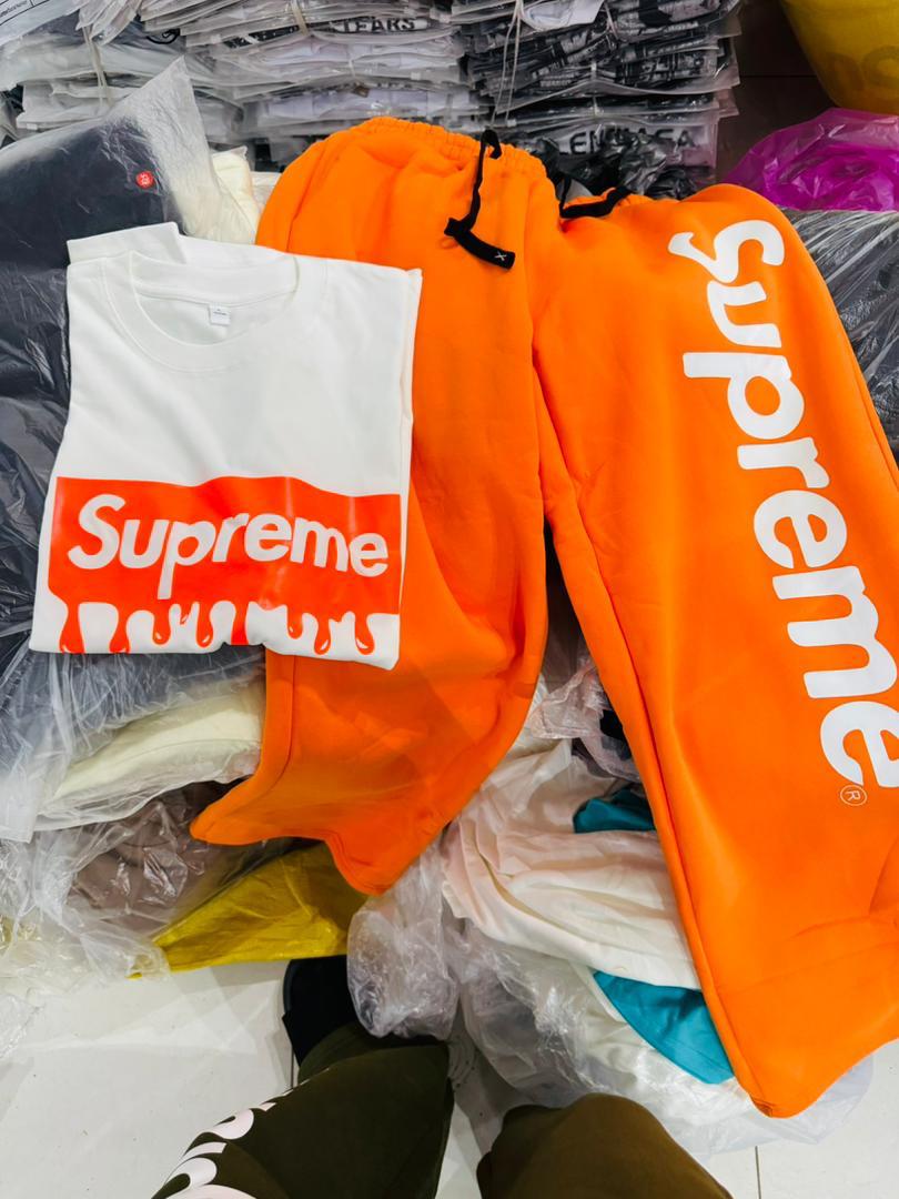 Ensemble streetwear t-shirt blanc et survetement orange